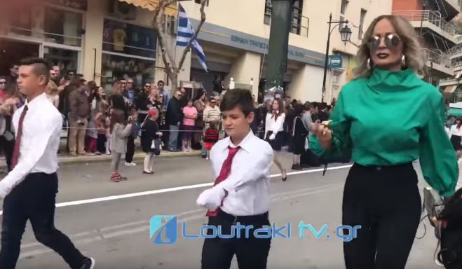 Παρέλαση στο Λουτράκι | Η δασκάλα με τα ξανθά μαλλιά που δεν πέρασε απαρατήρητη! (vd)
