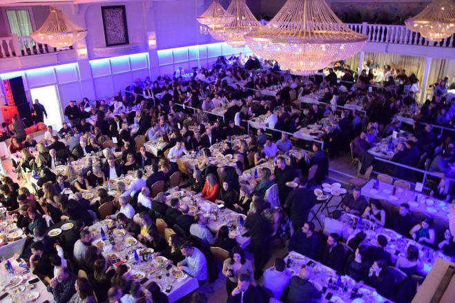 &Eta; &mu;&omicron;&nu;&alpha;&delta;&iota;&kappa;ή &beta;&rho;&alpha;&delta;&iota;ά &tau;&omicron;&upsilon; &Epsilon;&mu;&pi;&omicron;&rho;&iota;&kappa;&omicron;ύ &Sigma;&upsilon;&lambda;&lambda;ό&gamma;&omicron;&upsilon; &Tau;&rho;ί&pi;&omicron;&lambda;&eta;&sigmaf; &mu;&epsilon; &tau;&eta;&nu; &Pi;έ&gamma;&kappa;&upsilon; &Zeta;ή&nu;&alpha;! (&epsilon;&iota;&kappa;ό&nu;&epsilon;&sigmaf; - &beta;ί&nu;&tau;&epsilon;&omicron;)