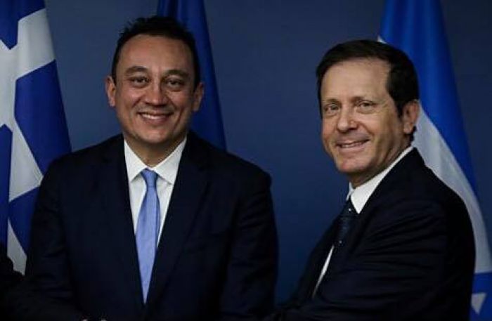 &Omicron; &Upsilon;&phi;&upsilon;&pi;&omicron;&upsilon;&rho;&gamma;ό&sigmaf; &Epsilon;&xi;&omega;&tau;&epsilon;&rho;&iota;&kappa;ώ&nu; &Kappa;ώ&sigma;&tau;&alpha;&sigmaf; &Beta;&lambda;ά&sigma;&eta;&sigmaf; &kappa;&alpha;&iota; &eta; &phi;&iota;&lambda;ί&alpha; &pi;&omicron;&upsilon; &tau;&omicron;&nu; &sigma;&upsilon;&nu;&delta;έ&epsilon;&iota; &mu;&epsilon; &tau;&omicron;&nu; &Pi;&rho;ό&epsilon;&delta;&rho;&omicron; &tau;&omicron;&upsilon;&nbsp;&Iota;&sigma;&rho;&alpha;ή&lambda;, Isaac Herzog