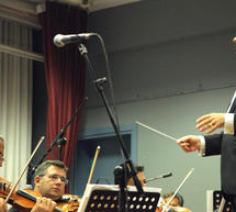 &Alpha;&sigma;έ&alpha; - &laquo;&Alpha;&phi;&iota;έ&rho;&omega;&mu;&alpha; &sigma;&tau;&omicron; &epsilon;&lambda;&lambda;&eta;&nu;&iota;&kappa;ό &tau;&rho;&alpha;&gamma;&omicron;ύ&delta;&iota;&raquo; &mu;&epsilon; &tau;&omicron;&nu; &mu;&alpha;έ&sigma;&tau;&rho;&omicron; &Alpha;&nu;&delta;&rho;έ&alpha; &Pi;&upsilon;&lambda;&alpha;&rho;&iota;&nu;ό