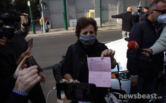 Το λουλούδι που άφησε στο Πολυτεχνείο τής κόστισε ... 300 ευρώ!