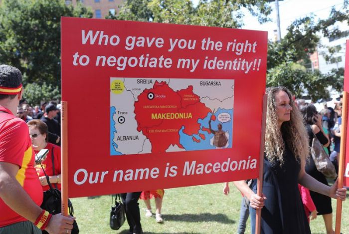 &laquo;&Xi;έ&phi;&upsilon;&gamma;&alpha;&nu;&raquo; &omicron;&iota; &Sigma;&kappa;&omicron;&pi;&iota;&alpha;&nu;&omicron;ί &sigma;&tau;&eta;&nu; &Alpha;&upsilon;&sigma;&tau;&rho;&alpha;&lambda;ί&alpha;: &Theta;έ&lambda;&omicron;&upsilon;&nu; &laquo;&Mu;&alpha;&kappa;&epsilon;&delta;&omicron;&nu;ί&alpha;&raquo; &mu;έ&chi;&rho;&iota; &tau;&eta;&nu; &Lambda;ά&rho;&iota;&sigma;&alpha;! - &Kappa;&alpha;ί&nu;&epsilon; &pi;ά&lambda;&iota; &epsilon;&lambda;&lambda;&eta;&nu;&iota;&kappa;έ&sigmaf; &sigma;&eta;&mu;&alpha;ί&epsilon;&sigmaf;! (vd)