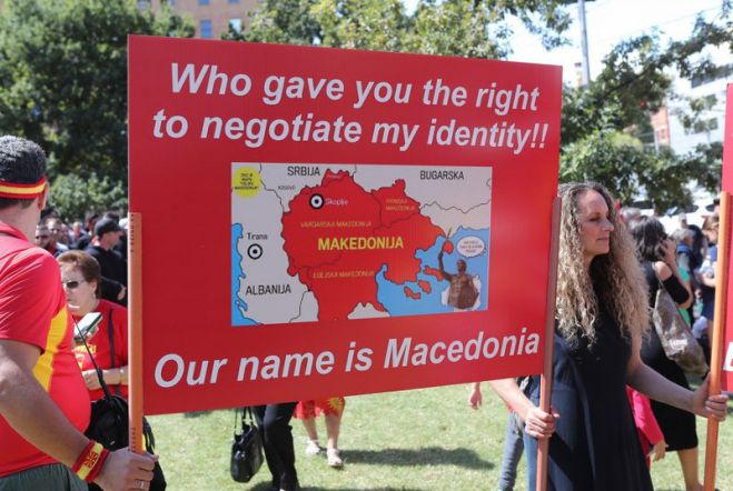 &laquo;&Xi;έ&phi;&upsilon;&gamma;&alpha;&nu;&raquo; &omicron;&iota; &Sigma;&kappa;&omicron;&pi;&iota;&alpha;&nu;&omicron;ί &sigma;&tau;&eta;&nu; &Alpha;&upsilon;&sigma;&tau;&rho;&alpha;&lambda;ί&alpha;: &Theta;έ&lambda;&omicron;&upsilon;&nu; &laquo;&Mu;&alpha;&kappa;&epsilon;&delta;&omicron;&nu;ί&alpha;&raquo; &mu;έ&chi;&rho;&iota; &tau;&eta;&nu; &Lambda;ά&rho;&iota;&sigma;&alpha;! - &Kappa;&alpha;ί&nu;&epsilon; &pi;ά&lambda;&iota; &epsilon;&lambda;&lambda;&eta;&nu;&iota;&kappa;έ&sigmaf; &sigma;&eta;&mu;&alpha;ί&epsilon;&sigmaf;! (vd)