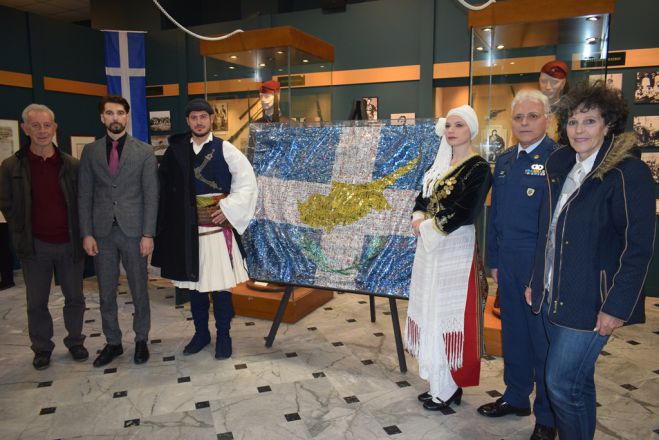 &Eta; &laquo;&Alpha;&iota;&mu;&alpha;&tau;&omicron;&beta;&alpha;&mu;&mu;έ&nu;&eta; &Epsilon;&lambda;&lambda;&eta;&nu;&omicron;&kappa;&upsilon;&pi;&rho;&iota;&alpha;&kappa;ή &Sigma;&eta;&mu;&alpha;ί&alpha;&raquo; &tau;&omicron;&upsilon; &Nu;ί&kappa;&omicron;&upsilon; &Phi;&lambda;ώ&rho;&omicron;&upsilon; &sigma;&tau;&omicron; &Pi;&omicron;&lambda;&epsilon;&mu;&iota;&kappa;ό &Mu;&omicron;&upsilon;&sigma;&epsilon;ί&omicron; &Tau;&rho;ί&pi;&omicron;&lambda;&eta;&sigmaf; (&epsilon;&iota;&kappa;ό&nu;&epsilon;&sigmaf;)