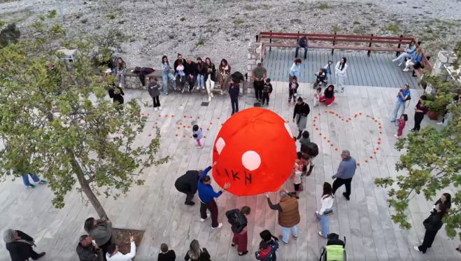 &Pi;ά&sigma;&chi;&alpha; | &Tau;&omicron; έ&theta;&iota;&mu;&omicron; &mu;&epsilon; &tau;&alpha; &phi;&alpha;&nu;&alpha;&rho;ά&kappa;&iota;&alpha; &alpha;&pi;ό &nu;&epsilon;&rho;ά&nu;&tau;&zeta;&iota;&alpha; &sigma;&tau;&omicron; &Lambda;&epsilon;&omega;&nu;ί&delta;&iota;&omicron; (&sigma;&tau;&eta; &mu;&nu;ή&mu;&eta; &tau;&eta;&sigmaf; &Alpha;&gamma;&gamma;&epsilon;&lambda;&iota;&kappa;ή&sigmaf; &Chi;&iota;ώ&tau;&eta;)