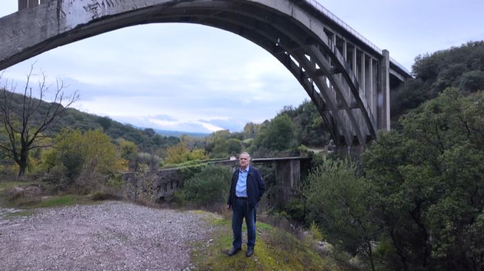 Τα προβλήματα στατικότητα της νέας γέφυρας στην Καρύταινα αναδείχθηκαν στον Σκάι – Κίνδυνος και για το ιστορικό βυζαντινό γεφύρι (vd)