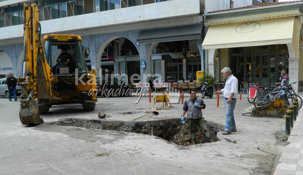 Μία τεράστια … τρύπα άνοιξε σήμερα στην κεντρική πλατεία της Τρίπολης (εικόνες)!