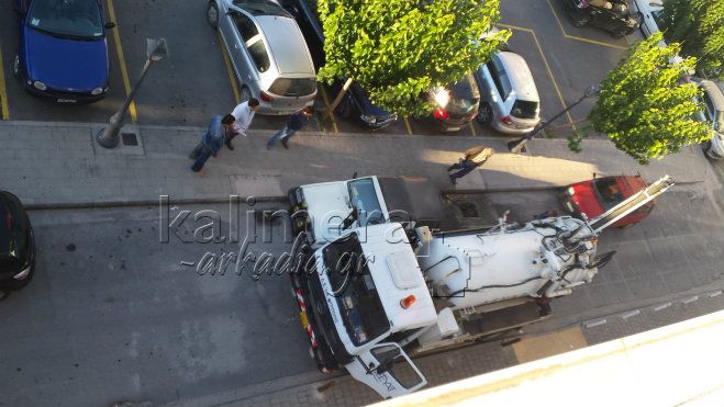 Καθαρίζει φρεάτια από το πρωί η ΔΕΥΑΤ στην Τρίπολη