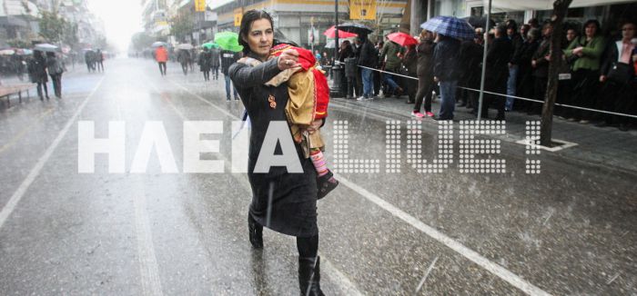 Πύργος: Η αγανακτισμένη Ελληνίδα μάνα που παρέλασε μέσα στην καταιγίδα! (vd)