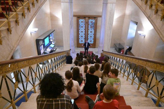 Παιδιά από το 3ο δημοτικό σχολείο Τρίπολης υποδέχθηκε στη Βουλή ο Κώστας Βλάσης (εικόνες)