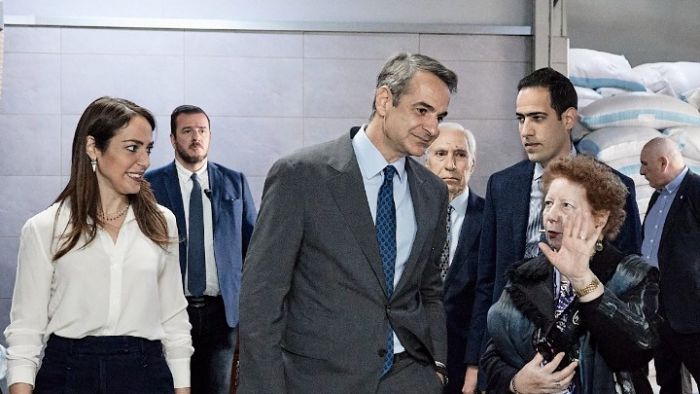 Μητσοτάκης: "Oλοένα και περισσότερες επιχειρήσεις δεν αμείβουν τους εργαζόμενούς τους με τον κατώτατο μισθό, δίνουν κάτι παραπάνω"!