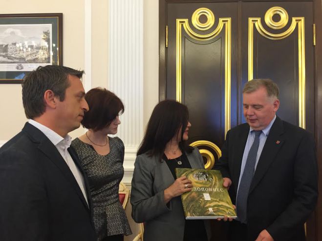 Εντυπωσιασμένοι με τις ομορφιές της Πελοποννήσου στην Αγία Πετρούπολη της Ρωσίας! (vd)