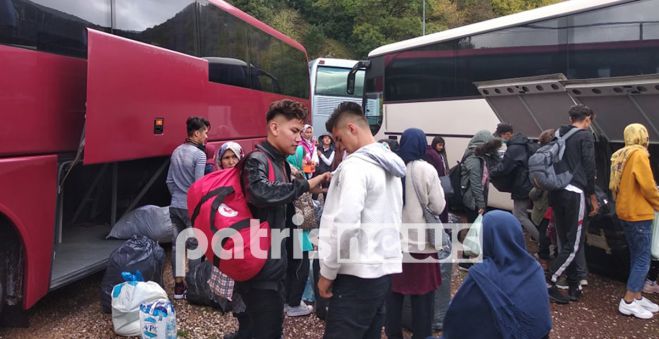 Έ&phi;&tau;&alpha;&sigma;&alpha;&nu; &omicron;&iota; &pi;&rho;ώ&tau;&omicron;&iota; &mu;&epsilon;&tau;&alpha;&nu;ά&sigma;&tau;&epsilon;&sigmaf; &sigma;&tau;&eta; &gamma;&epsilon;&iota;&tau;&omicron;&nu;&iota;&kappa;ή &Eta;&lambda;&epsilon;ί&alpha; (&epsilon;&iota;&kappa;ό&nu;&epsilon;&sigmaf;)