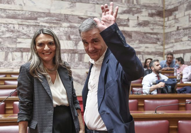 ΣΥΡΙΖΑ |  Τσακαλώτος και Πέρκα δεν παραδίδουν τις βουλευτικές έδρες τους