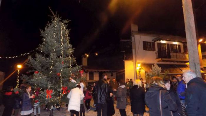 Άναμμα χριστουγεννιάτικου δέντρου και τραγούδια στη Δημητσάνα! (εικόνες)