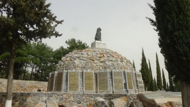 &Sigma;&tau;&iota;&sigmaf; 26 &Alpha;&pi;&rho;&iota;&lambda;ί&omicron;&upsilon; &eta; &epsilon;&pi;&iota;&mu;&nu;&eta;&mu;ό&sigma;&upsilon;&nu;&eta; &delta;έ&eta;&sigma;&eta; &sigma;&tau;&omicron; &Mu;&nu;&eta;&mu;&epsilon;ί&omicron; &gamma;&iota;&alpha; &tau;&omicron;&upsilon;&sigmaf; &Alpha;&rho;&kappa;ά&delta;&epsilon;&sigmaf; &pi;&epsilon;&sigma;ό&nu;&tau;&epsilon;&sigmaf;