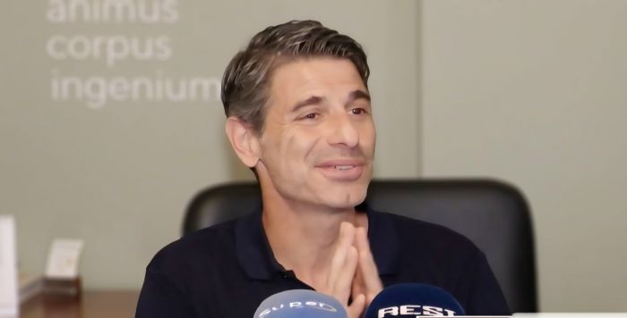 &Delta;&eta;&mu;ή&tau;&rho;&eta;&sigmaf; &Mu;&pi;&epsilon;&rho;&tau;&zeta;&epsilon;&lambda;έ&tau;&omicron;&sigmaf;: "&Epsilon;&pi;&iota;&lambda;έ&gamma;&omega; &nu;&alpha; &sigma;&upsilon;&mu;&pi;&omicron;&rho;&epsilon;&upsilon;&tau;ώ &mu;&epsilon; &tau;&omicron;&nu; &Alpha;&lambda;έ&xi;&eta; &Tau;&sigma;ί&pi;&rho;&alpha; &kappa;&alpha;&iota; &mu;&epsilon; &tau;&eta;&nu; &Epsilon;&lambda;&lambda;&eta;&nu;&iota;&kappa;ή &Alpha;&rho;&iota;&sigma;&tau;&epsilon;&rho;ή &Sigma;&upsilon;&mu;&pi;&alpha;&rho;ά&tau;&alpha;&xi;&eta;"