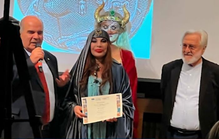 &Mu;έ&gamma;&alpha;&rho;&omicron; &Mu;&omicron;&upsilon;&sigma;&iota;&kappa;ή&sigmaf; &Alpha;&theta;&eta;&nu;ώ&nu; | &Eta; &Nu;ά&nu;&tau;&iota;&alpha; &Kappa;&alpha;&rho;&alpha;&gamma;&iota;ά&nu;&nu;&eta; &alpha;&pi;ό &tau;&eta; &Gamma;&omicron;&rho;&tau;&upsilon;&nu;ί&alpha; &mu;&epsilon; &tau;&omicron;&nu; &Gamma;&iota;ά&nu;&nu;&eta; &Sigma;&mu;&alpha;&rho;&alpha;&gamma;&delta;ή &pi;&rho;&omega;&tau;&alpha;&gamma;&omega;&nu;ί&sigma;&tau;&eta;&sigma;&epsilon; &sigma;&tau;&eta;&nu; ό&pi;&epsilon;&rho;&alpha; &laquo;&Pi;&rho;&omicron;&mu;&eta;&theta;έ&alpha;&sigmaf; &Delta;&epsilon;&sigma;&mu;ώ&tau;&eta;&sigmaf;&raquo;