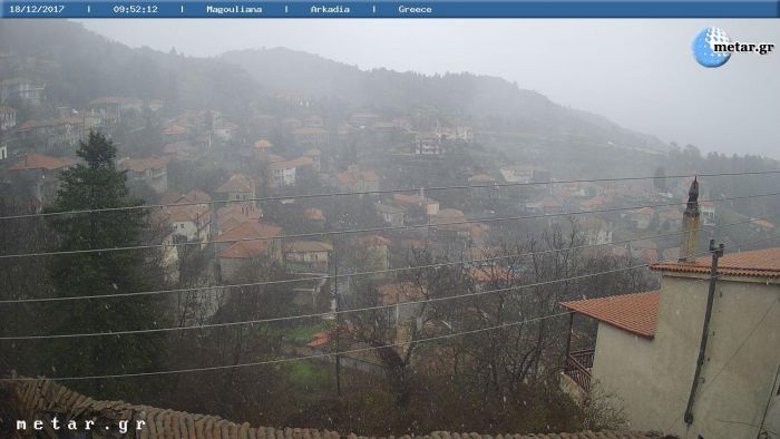 Ξεκίνησαν τα χιόνια στην ορεινή Αρκαδία - Δείτε live!