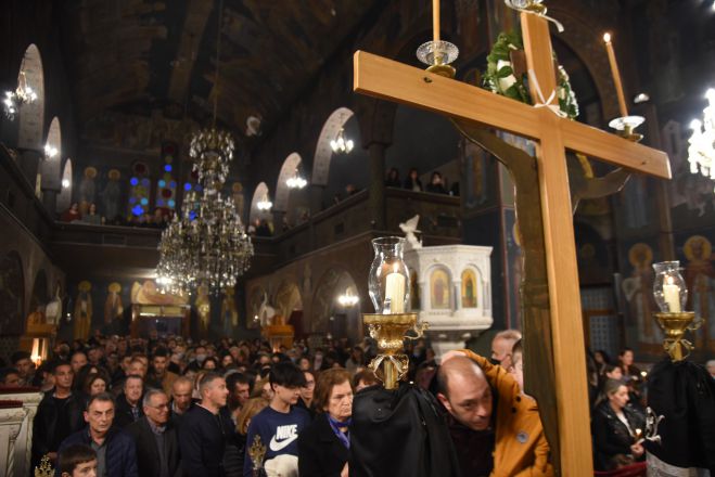 &Eta; &Alpha;&kappa;&omicron;&lambda;&omicron;&upsilon;&theta;ί&alpha; &tau;&omega;&nu; &Alpha;&gamma;ί&omega;&nu; &Pi;&alpha;&theta;ώ&nu; &sigma;&tau;&eta;&nu; &epsilon;&nu;&omicron;&rho;ί&alpha; &Alpha;&gamma;ί&alpha;&sigmaf; &Beta;&alpha;&rho;&beta;ά&rho;&alpha;&sigmaf; &Tau;&rho;ί&pi;&omicron;&lambda;&eta;&sigmaf; (&epsilon;&iota;&kappa;ό&nu;&epsilon;&sigmaf;)