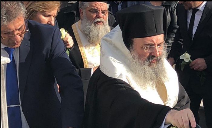 &Tau;&omicron; &chi;&omega;&rho;&iota;ό &Lambda;&omicron;&upsilon;&kappa;ά &alpha;&pi;&omicron;&chi;&alpha;&iota;&rho;έ&tau;&eta;&sigma;&epsilon; &tau;&omicron;&nu; &Pi;&alpha;&nu;&alpha;&gamma;&iota;ώ&tau;&eta; &Kappa;&alpha;&tau;&sigma;&iota;ά&nu;&eta; (&epsilon;&iota;&kappa;ό&nu;&epsilon;&sigmaf;)