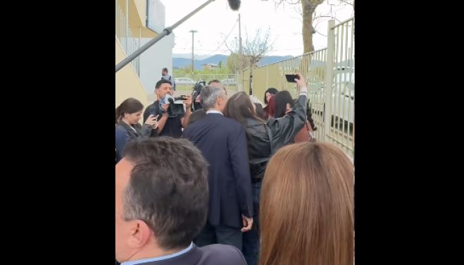 Οι selfie του Κυριάκου Μητσοτάκη στην Τρίπολη! (vd)