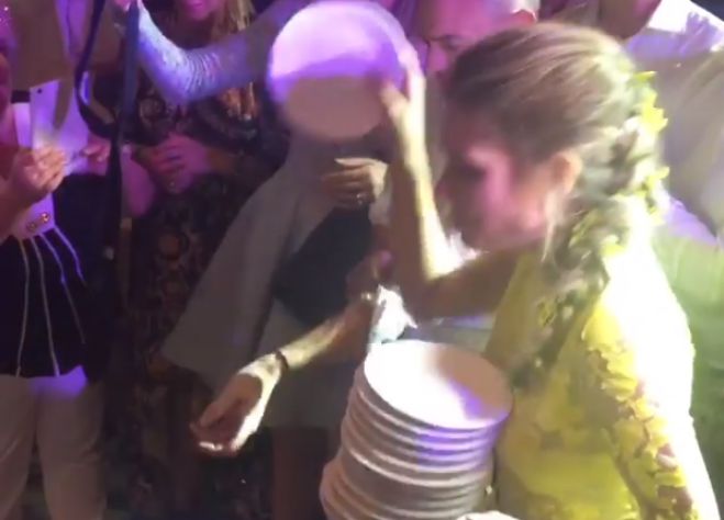 Η Μαρία Μενούνος ... τα έσπασε στο γλέντι του γάμου! (vd)