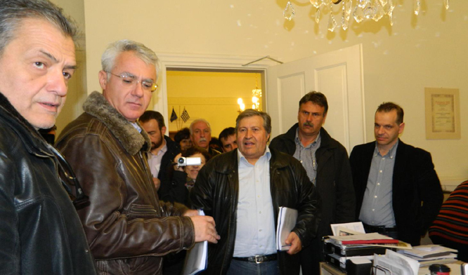 &Sigma;&mu;&upsilon;&rho;&nu;&iota;ώ&tau;&eta;&sigmaf; &gamma;&iota;&alpha; &Tau;&alpha;&tau;&omicron;ύ&lambda;&eta;: &laquo;&Lambda;έ&epsilon;&iota; &alpha;&sigma;&upsilon;&nu;&alpha;&rho;&tau;&eta;&sigma;ί&epsilon;&sigmaf;. &Alpha;&nu; &delta;&epsilon;&nu; &theta;έ&lambda;&epsilon;&iota; &nu;&alpha; &lambda;&upsilon;&theta;&epsilon;ί &tau;&omicron; &pi;&rho;ό&beta;&lambda;&eta;&mu;&alpha; &mu;&epsilon; &tau;&alpha; &sigma;&kappa;&omicron;&upsilon;&pi;ί&delta;&iota;&alpha;, &nu;&alpha; &tau;&omicron; &pi;&epsilon;&iota;&raquo;