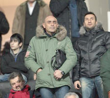 &Mu;&epsilon; &tau;&omicron; &hellip; &mu;&upsilon;&alpha;&lambda;ό &sigma;&tau;&alpha; &mu;&pi;&alpha;&rho;ά&zeta; &omicron; &Pi;&alpha;&nu;&alpha;&rho;&kappa;&alpha;&delta;&iota;&kappa;ό&sigmaf;