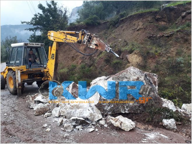 Απομακρύνθηκε ο βράχος που είχε πέσει στον δρόμο προς Ορεινό Κορακοβούνι