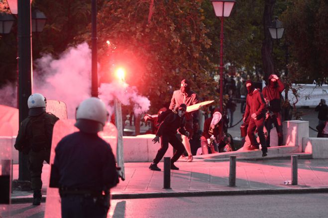 &Sigma;&tau;&omicron; ί&delta;&iota;&omicron; έ&rho;&gamma;&omicron; &theta;&epsilon;&alpha;&tau;έ&sigmaf; ... &Kappa;&omicron;&upsilon;&kappa;&omicron;&upsilon;&lambda;&omicron;&phi;ό&rho;&omicron;&iota; &delta;&iota;έ&lambda;&upsilon;&sigma;&alpha;&nu; &xi;&alpha;&nu;ά &sigma;&upsilon;&gamma;&kappa;έ&nu;&tau;&rho;&omega;&sigma;&eta; &sigma;&tau;&eta;&nu; &Alpha;&theta;ή&nu;&alpha; (&epsilon;&iota;&kappa;ό&nu;&epsilon;&sigmaf;)