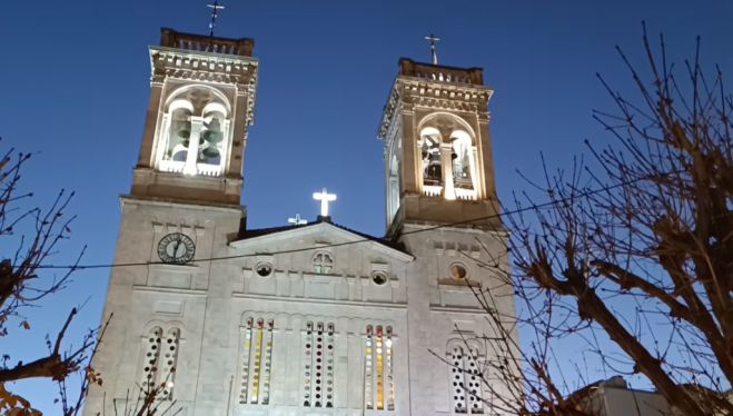 Η στιγμή που χτυπούν πένθιμα οι καμπάνες στον Μητροπολιτικό Ναό της Τρίπολης ... (vd)