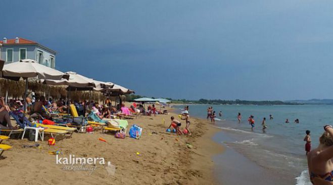 Βουτιές στην παραλία της Κουρούτας για πολλούς Γορτύνιους! (εικόνες)