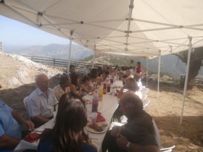 &Gamma;&iota;&omicron;&rho;&tau;ά&zeta;&epsilon;&iota; &eta; &Beta;&lambda;&alpha;&chi;έ&rho;&nu;&alpha; (&epsilon;&iota;&kappa;ό&nu;&epsilon;&sigmaf;)