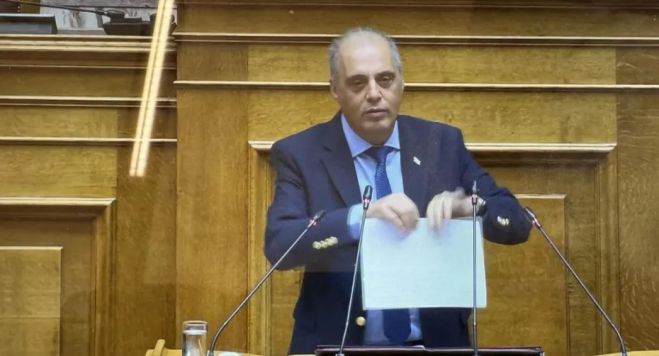 Ο Βελόπουλος έσκισε τη Συμφωνία των Πρεσπών στη Βουλή (vd)