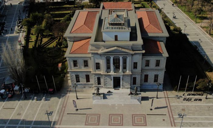 &Eta; &Tau;&rho;ί&pi;&omicron;&lambda;&eta; &theta;έ&lambda;&epsilon;&iota; &pi;&rho;&alpha;&gamma;&mu;&alpha;&tau;&iota;&kappa;ά &nu;έ&omicron; &Delta;&iota;&kappa;&alpha;&sigma;&tau;&iota;&kappa;ό &Mu;έ&gamma;&alpha;&rho;&omicron;; &Kappa;&alpha;&iota; &tau;ό&tau;&epsilon; &gamma;&iota;&alpha;&tau;ί &kappa;ά&theta;&epsilon;&tau;&alpha;&iota; &mu;&epsilon; &sigma;&tau;&alpha;&upsilon;&rho;&omega;&mu;έ&nu;&alpha; &tau;&alpha; &chi;έ&rho;&iota;&alpha;;