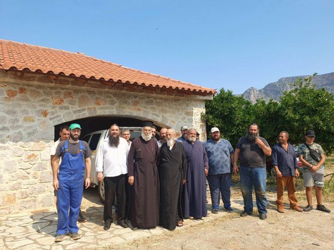 &Sigma;&tau;&eta; &sigma;&upsilon;&gamma;&kappa;&omicron;&mu;&iota;&delta;ή &pi;&alpha;&tau;ά&tau;&alpha;&sigmaf; &sigma;&tau;&omicron; &Lambda;&epsilon;&omega;&nu;ί&delta;&iota;&omicron; &omicron; &Mu;&eta;&tau;&rho;&omicron;&pi;&omicron;&lambda;ί&tau;&eta;&sigmaf; &Alpha;&lambda;έ&xi;&alpha;&nu;&delta;&rho;&omicron;&sigmaf; (&epsilon;&iota;&kappa;ό&nu;&epsilon;&sigmaf;)