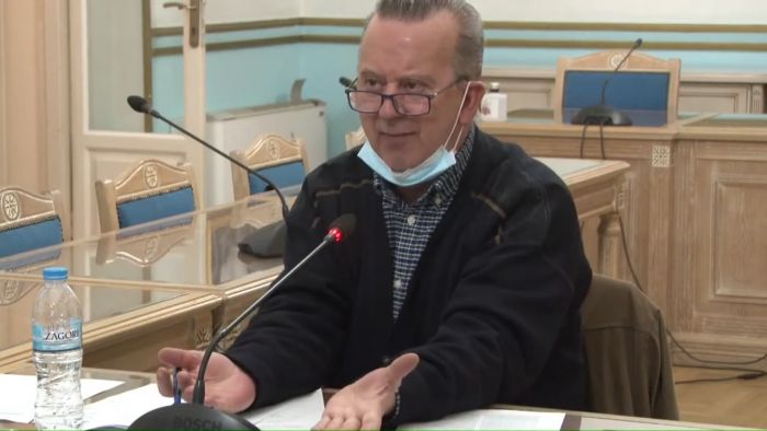 Χαμός στο περιφερειακό συμβούλιο | Σκαντζός: «Κάθομαι σαν τον ηλίθιο για να κάνω το σπασμένο τηλέφωνο και κάποιοι θα εμφανίζονται μόνο για να ψηφίσουν» (vd)
