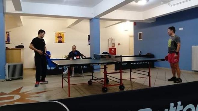 Ping pong | &Tau;&eta;&nu; &Kappa;&upsilon;&rho;&iota;&alpha;&kappa;ή &pi;&alpha;ί&zeta;&omicron;&upsilon;&nu; &omicron;&iota; &beta;&epsilon;&tau;&epsilon;&rho;ά&nu;&omicron;&iota; &tau;&eta;&sigmaf; &Alpha;&Epsilon;&Kappa; &Tau;&rho;ί&pi;&omicron;&lambda;&eta;&sigmaf;