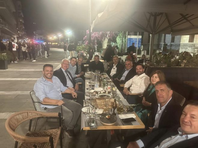 &Eta; &phi;&omega;&tau;&omicron;&gamma;&rho;&alpha;&phi;ί&alpha; &mu;&epsilon; &tau;&eta; &sigma;&upsilon;&nu;ά&nu;&tau;&eta;&sigma;&eta; &tau;&eta;&sigmaf; &pi;&alpha;&rho;ά&tau;&alpha;&xi;&eta;&sigmaf; &Sigma;&mu;&upsilon;&rho;&nu;&iota;ώ&tau;&eta; - "&Pi;&alpha;&rho;ώ&nu;" &kappa;&alpha;&iota; &omicron; &Tau;&rho;&omicron;&upsilon;&pi;ή&sigmaf;