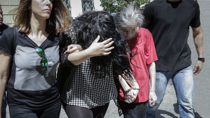 &Sigma;&omicron;&kappa;ά&rho;&epsilon;&iota; &eta; 19&chi;&rho;&omicron;&nu;&eta; &pi;&alpha;&iota;&delta;&omicron;&kappa;&tau;ό&nu;&omicron;&sigmaf;: "&Tau;ύ&lambda;&iota;&xi;&alpha; &mu;&epsilon; &kappa;&omicron;&rho;&delta;ό&nu;&iota; &tau;&omicron; &lambda;&alpha;&iota;&mu;ό &tau;&omicron;&upsilon; &kappa;&alpha;&iota; έ&phi;&rho;&alpha;&xi;&alpha; &tau;&omicron; &sigma;&tau;ό&mu;&alpha; &tau;&omicron;&upsilon; &mu;&epsilon; &kappa;&omicron;&mu;&mu;ά&tau;&iota;&alpha; &chi;&alpha;&rho;&tau;&iota;&omicron;ύ"