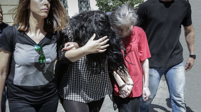 &Sigma;&omicron;&kappa;ά&rho;&epsilon;&iota; &eta; 19&chi;&rho;&omicron;&nu;&eta; &pi;&alpha;&iota;&delta;&omicron;&kappa;&tau;ό&nu;&omicron;&sigmaf;: "&Tau;ύ&lambda;&iota;&xi;&alpha; &mu;&epsilon; &kappa;&omicron;&rho;&delta;ό&nu;&iota; &tau;&omicron; &lambda;&alpha;&iota;&mu;ό &tau;&omicron;&upsilon; &kappa;&alpha;&iota; έ&phi;&rho;&alpha;&xi;&alpha; &tau;&omicron; &sigma;&tau;ό&mu;&alpha; &tau;&omicron;&upsilon; &mu;&epsilon; &kappa;&omicron;&mu;&mu;ά&tau;&iota;&alpha; &chi;&alpha;&rho;&tau;&iota;&omicron;ύ"