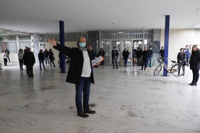 &Epsilon;&rho;&gamma;&alpha;&zeta;ό&mu;&epsilon;&nu;&omicron;&sigmaf; &Pi;&epsilon;&rho;&iota;&phi;έ&rho;&epsilon;&iota;&alpha;&sigmaf; &gamma;&iota;&alpha; &Nu;ί&kappa;&alpha;: "&Alpha;&nu;&tau;ί &nu;&alpha; &lambda;έ&epsilon;&iota; &mu;&epsilon;ί&nu;&epsilon;&tau;&epsilon; &sigma;&pi;ί&tau;&iota;, &lambda;έ&epsilon;&iota; &epsilon;&lambda;ά&tau;&epsilon; ό&lambda;&omicron;&iota; &sigma;&tau;&eta; &delta;&omicron;&upsilon;&lambda;&epsilon;&iota;ά &nu;&alpha; &alpha;&sigma;&theta;&epsilon;&nu;ή&sigma;&epsilon;&tau;&epsilon;"! (vd)