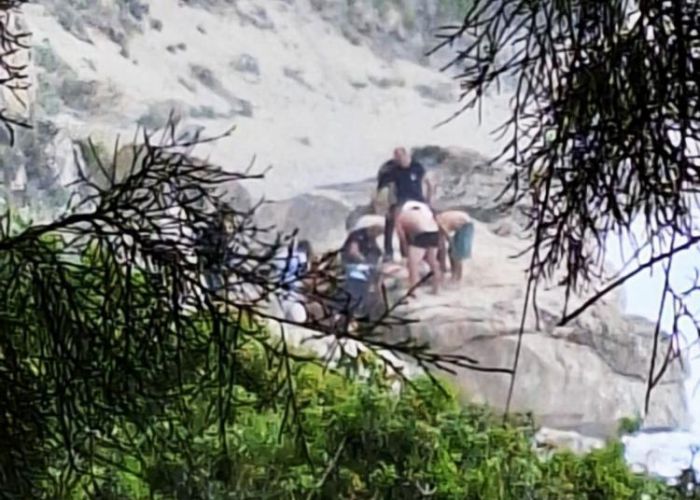 Σοκ | Άνδρας πνίγηκε όταν παρασύρθηκε από τα τεράστια κύματα στην παραλία Κάθισμα της Λευκάδας (vd)