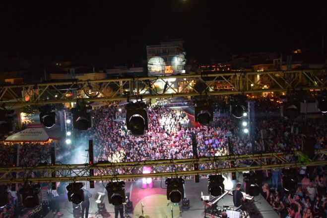 "Βούλιαξε" από κόσμο η Πετρινού για τη συναυλία της Καίτης Γαρμπή! (εικόνες)