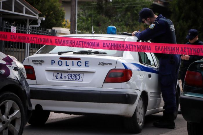 Πρώτο Θέμα: "Επιχειρηματίας από τη Γλυφάδα συνελήφθη ολόγυμνος στην Τρίπολη"