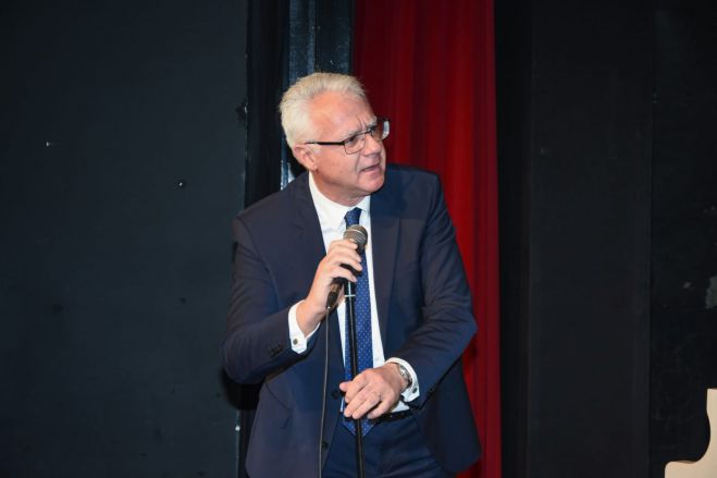 &Sigma;&mu;&upsilon;&rho;&nu;&iota;ώ&tau;&eta;&sigmaf;: "&Kappa;&alpha;&tau;&alpha;&rho;&rho;έ&omicron;&upsilon;&sigma;&alpha; &eta; &epsilon;&iota;&kappa;ό&nu;&alpha; &tau;&omicron;&upsilon; &kappa;. &Tau;&zeta;&iota;&omicron;ύ&mu;&eta;"