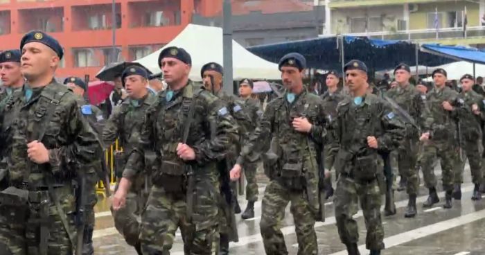 Παρέλαση μόνο από τις Ένοπλες Δυνάμεις στην βροχερή Τρίπολη (vd)