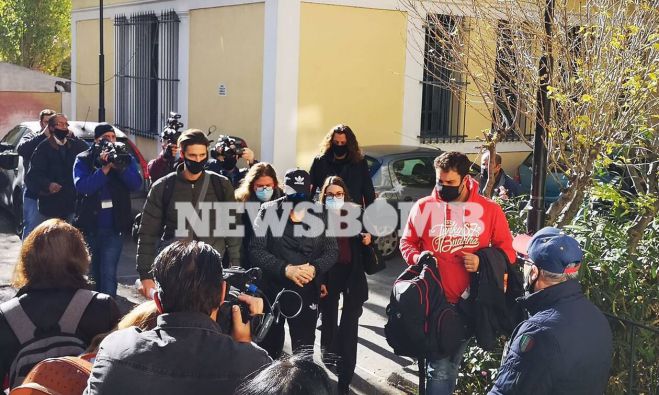 &Sigma;&tau;&alpha; &delta;&iota;&kappa;&alpha;&sigma;&tau;ή&rho;&iota;&alpha; &tau;&eta;&sigmaf; &Epsilon;&upsilon;&epsilon;&lambda;&pi;ί&delta;&omega;&nu; &omicron; &Nu;ό&tau;&eta;&sigmaf; &Sigma;&phi;&alpha;&kappa;&iota;&alpha;&nu;ά&kappa;&eta;&sigmaf; (&epsilon;&iota;&kappa;ό&nu;&epsilon;&sigmaf;)