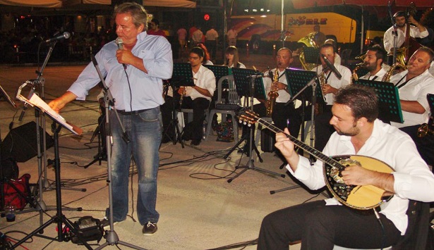 &laquo;&Mu;ά&gamma;&epsilon;&psi;&epsilon;&raquo; &tau;&omicron; &kappa;&omicron;&iota;&nu;ό &tau;&eta;&sigmaf; &Tau;&rho;ί&pi;&omicron;&lambda;&eta;&sigmaf; &eta; &Phi;&iota;&lambda;&alpha;&rho;&mu;&omicron;&nu;&iota;&kappa;ή &Omicron;&rho;&chi;ή&sigma;&tau;&rho;&alpha; &Sigma;&pi;ά&rho;&tau;&eta;&sigmaf; (&epsilon;&iota;&kappa;ό&nu;&epsilon;&sigmaf; &kappa;&alpha;&iota; &beta;ί&nu;&tau;&epsilon;&omicron;)